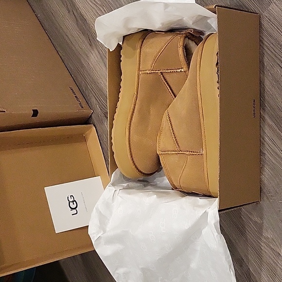 Classic Ultra Mini Uggs - Picture 2 of 5